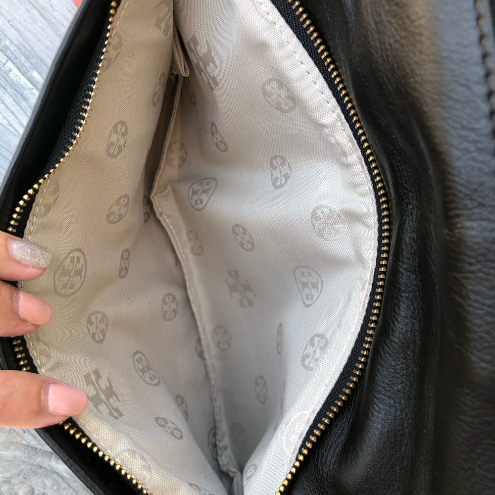 🌟HP🌟Tory Burch Reva Clutch Black/Gold NWT - Picture 11 of 12